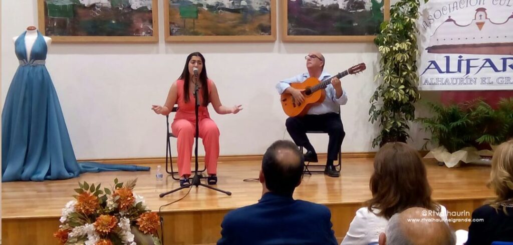 actuación de María García acompañada por a la guitarra de Paco el Guardamontes