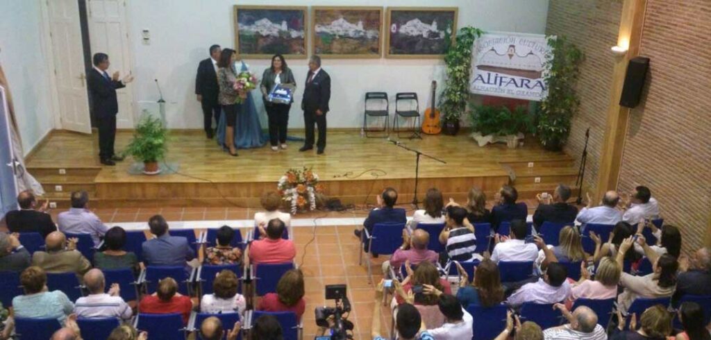 Antonia Galiano recibe el galardón Alhaurino del Año