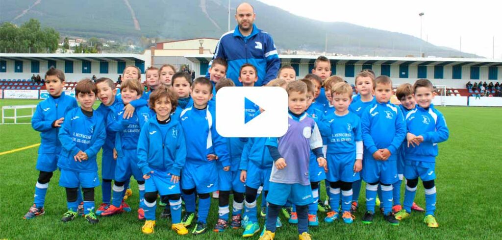 Los niños de la categoría pelusa juegan al fútbol con tan solo 4 años