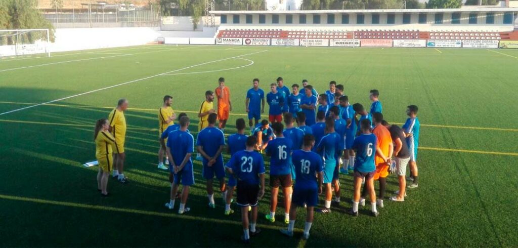 El C.D. Alhaurino volvió ayer a los entrenamientos con el objetivo del ascenso a Tercera División