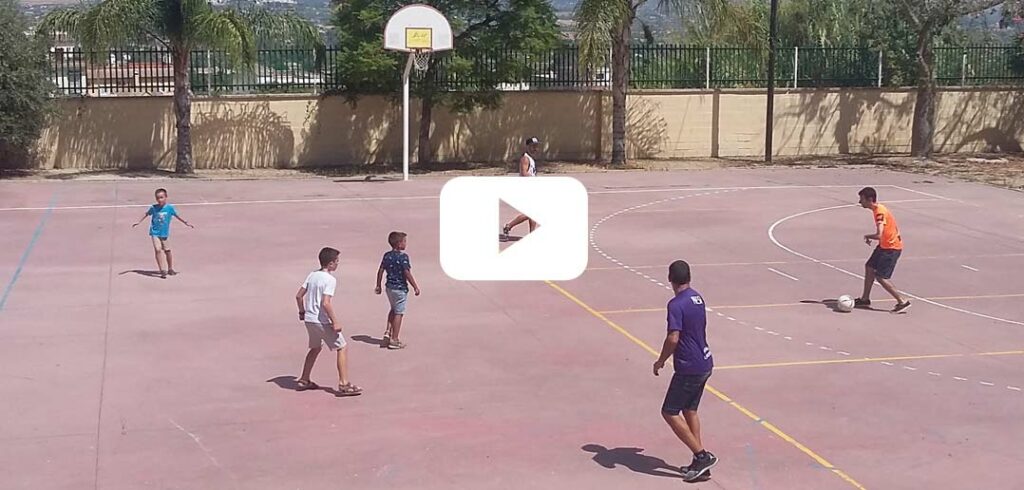La Asociación Malagueña por la Diversidad y el Deporte Adaptado visita a los niños del Campamento