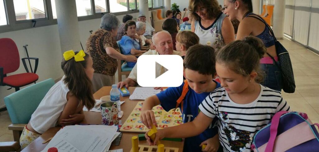 El Campamento de Verano visita la asociación Alhmer en una jornada de convivencia entre grandes y pequeños