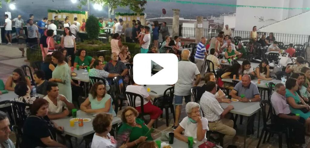 Lleno en la Plaza del Convento durante la Verbena Cofrade