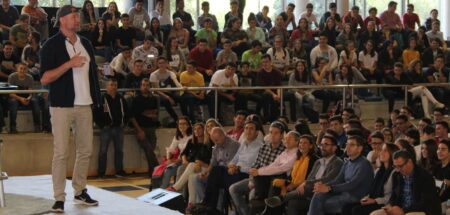 Pedro García Aguado reúne a 1.000 jóvenes en la conferencia impartida esta mañana en Alhaurín el Grande