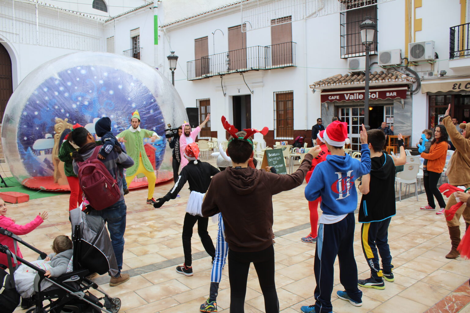 Tus Plazas en Navidad y la IV Carrera Navideña volvieron a convocar a un gran número de vecinos en el centro