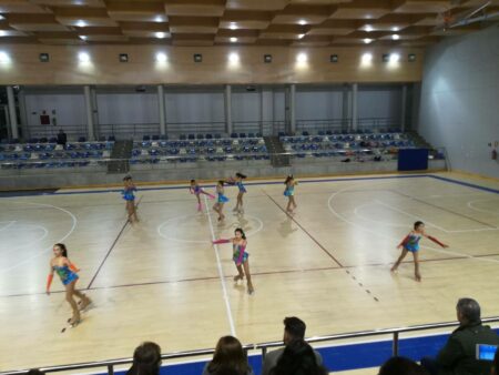 La Escuela Municipal exhibe en el Festival de Navidad de Patinaje la habilidad de sus alumnas