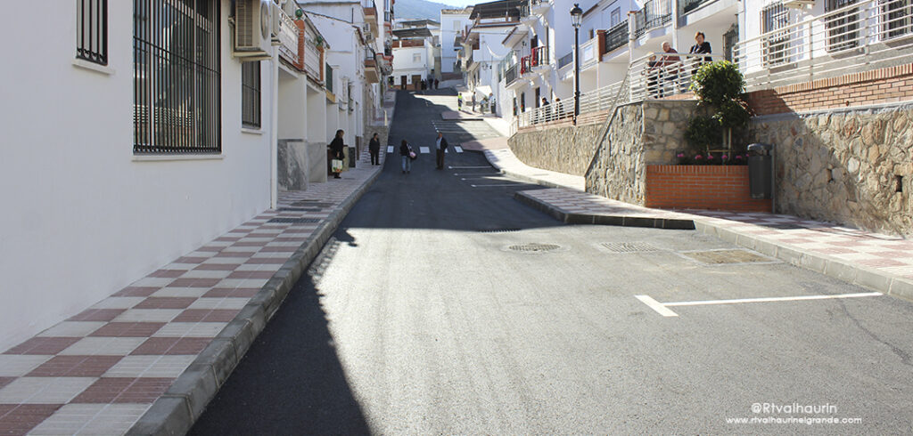 La calle Virgen de la Paz ya se ha abierto al tráfico tras su remodelación integral y cambio de estética