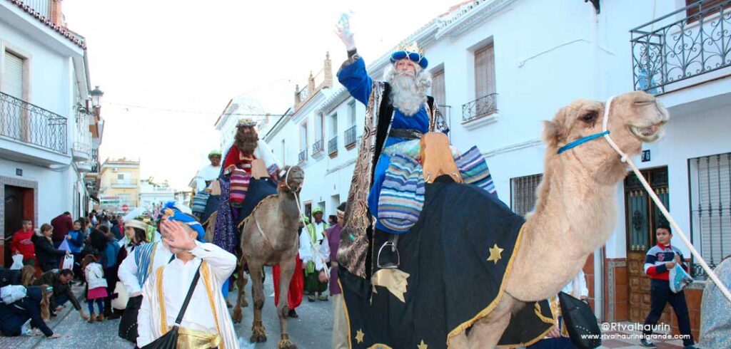 Los Reyes Magos evitan la lluvia en la Cabalgata de Alhaurín y en su visita a Villafranco