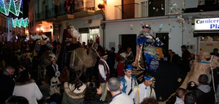 Los Reyes Magos evitan la lluvia en la Cabalgata de Alhaurín y en su visita a Villafranco