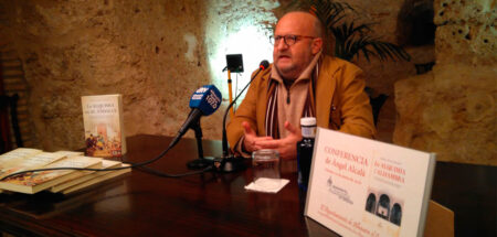 Las Cuevas del Convento acoge la presentación del libro 'La Alquimia en la Alhambra', de Ángel Alcalá