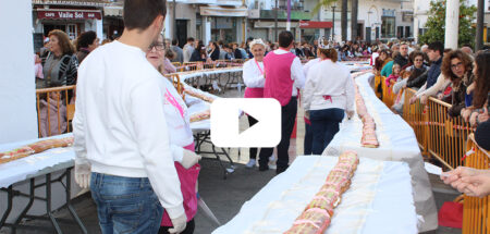 La Plaza Baja se llena de solidaridad con el roscón de Reyes gigante de Un Sí Por La Vida