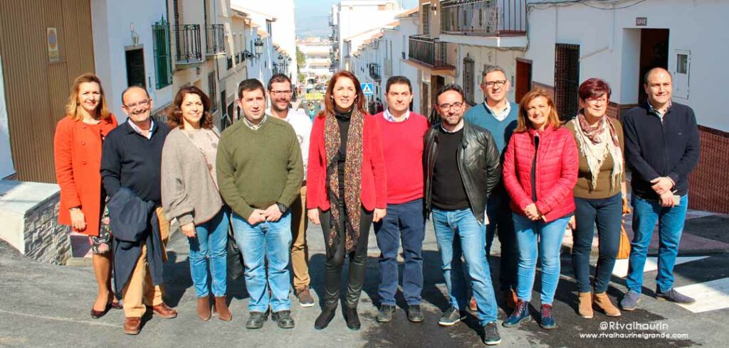 La Alcaldesa y el equipo de gobierno visitan la calle Fuengirola tras terminar la segunda fase de las obras