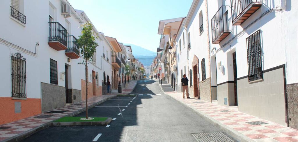 La Alcaldesa y el equipo de gobierno visitan la calle Fuengirola tras terminar la segunda fase de las obras