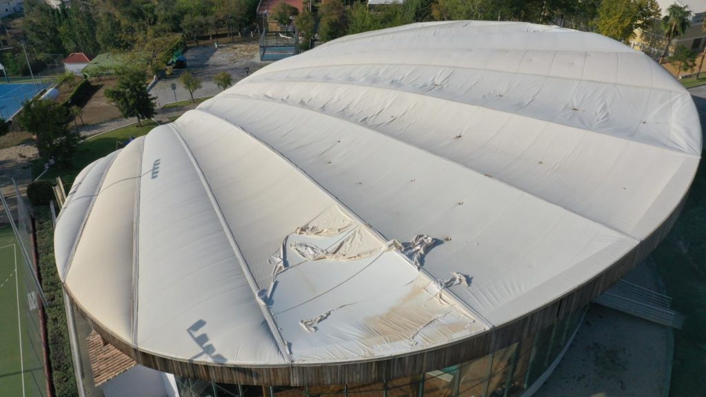 Imagen de uno de los daños en el Polideportivo Municipal en la DANA de 2019 (imagen de Archivo)