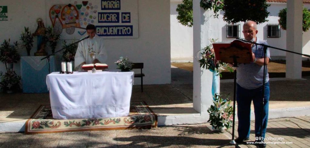 Misa en honor a María Auxiliadora en la plaza Mayor de Villafranco del Guadalhorce