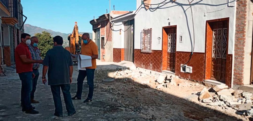 Ya han comenzado las obras de reforma integral en la calle Juan de Rivera de la localidad