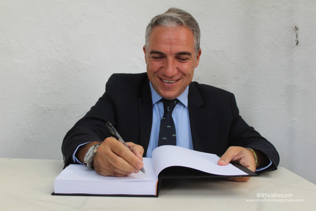 Elías Bendodo firma el Libro de Honor de la Casa Museo Antonio Gala "La Baltasara"