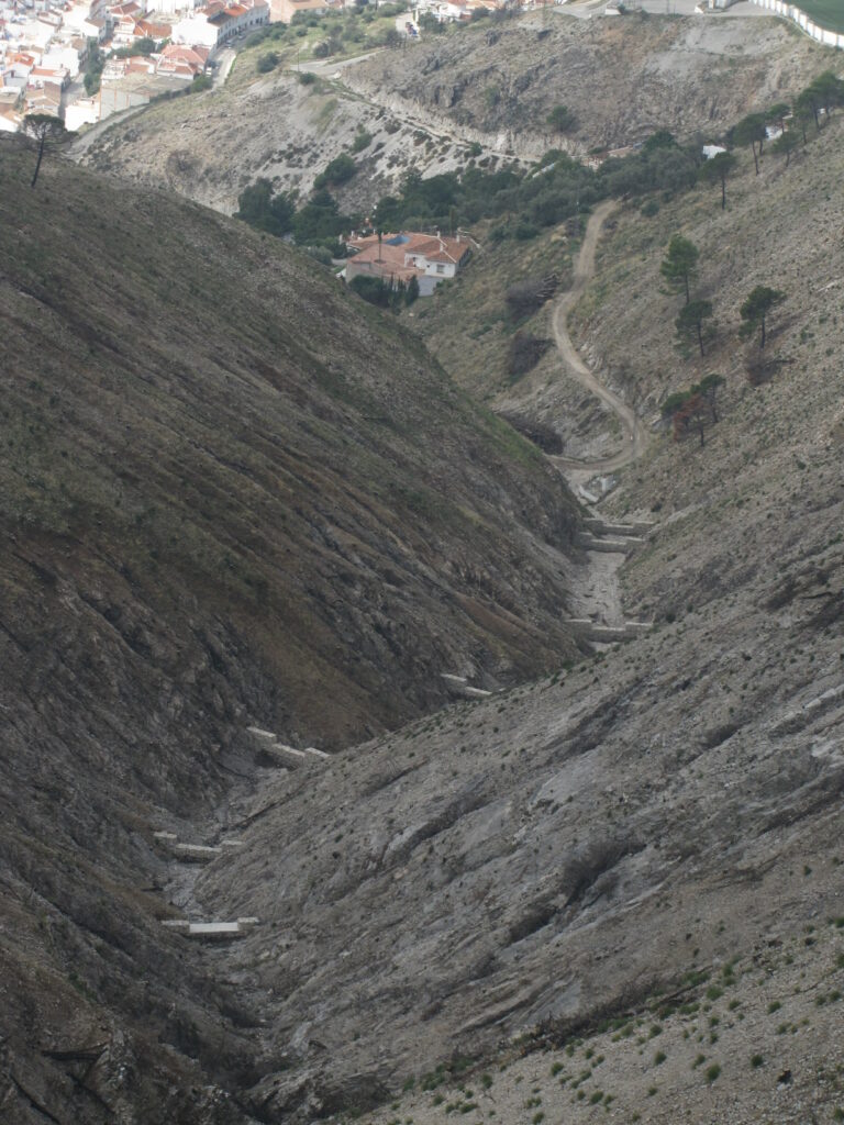 Serie de diques construidos en Cómpeta tras incendio